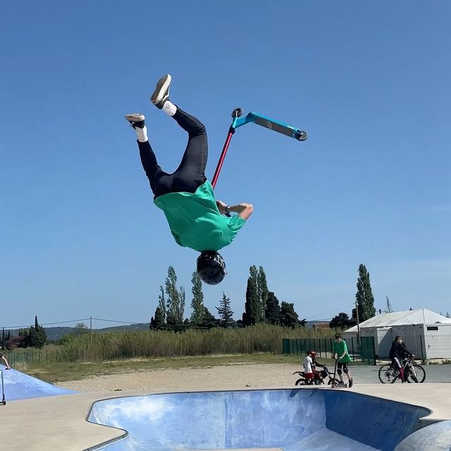 Petite Belle Fille Sur Patins à Roulettes Dans Un Casque Et Protection Des  Mains Et Des Pieds Dans Un Skate Park